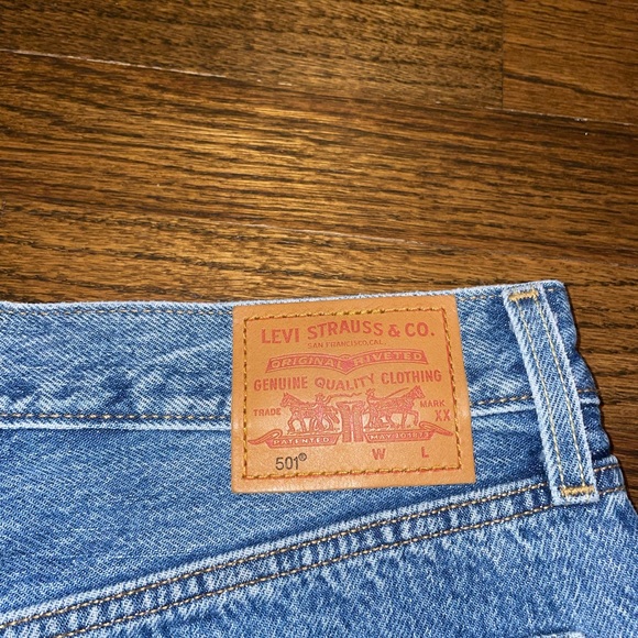 Aritzia Levi’s 501 brand new jeans - Picture 3 of 4